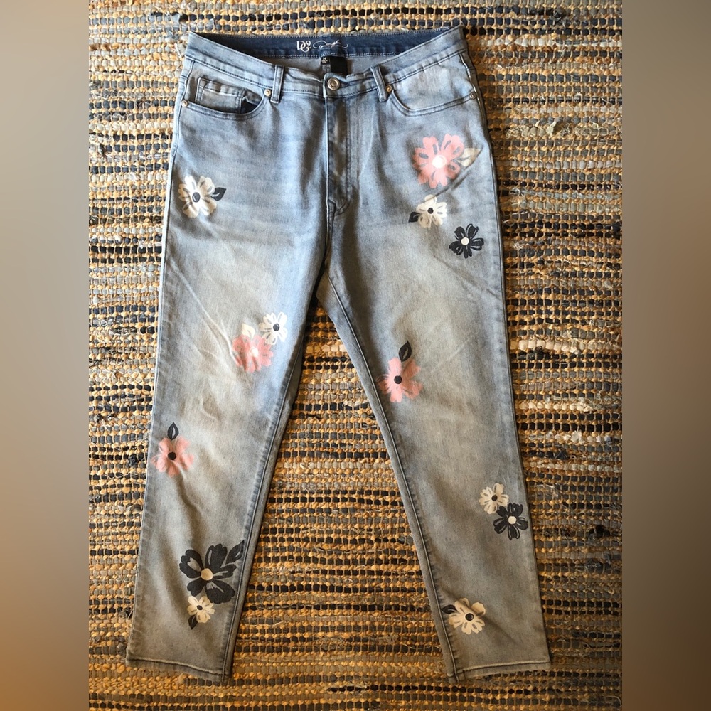 Signature Women's Blue Denim Jeans - Size 14
Diane Gilman Jeans
EUC